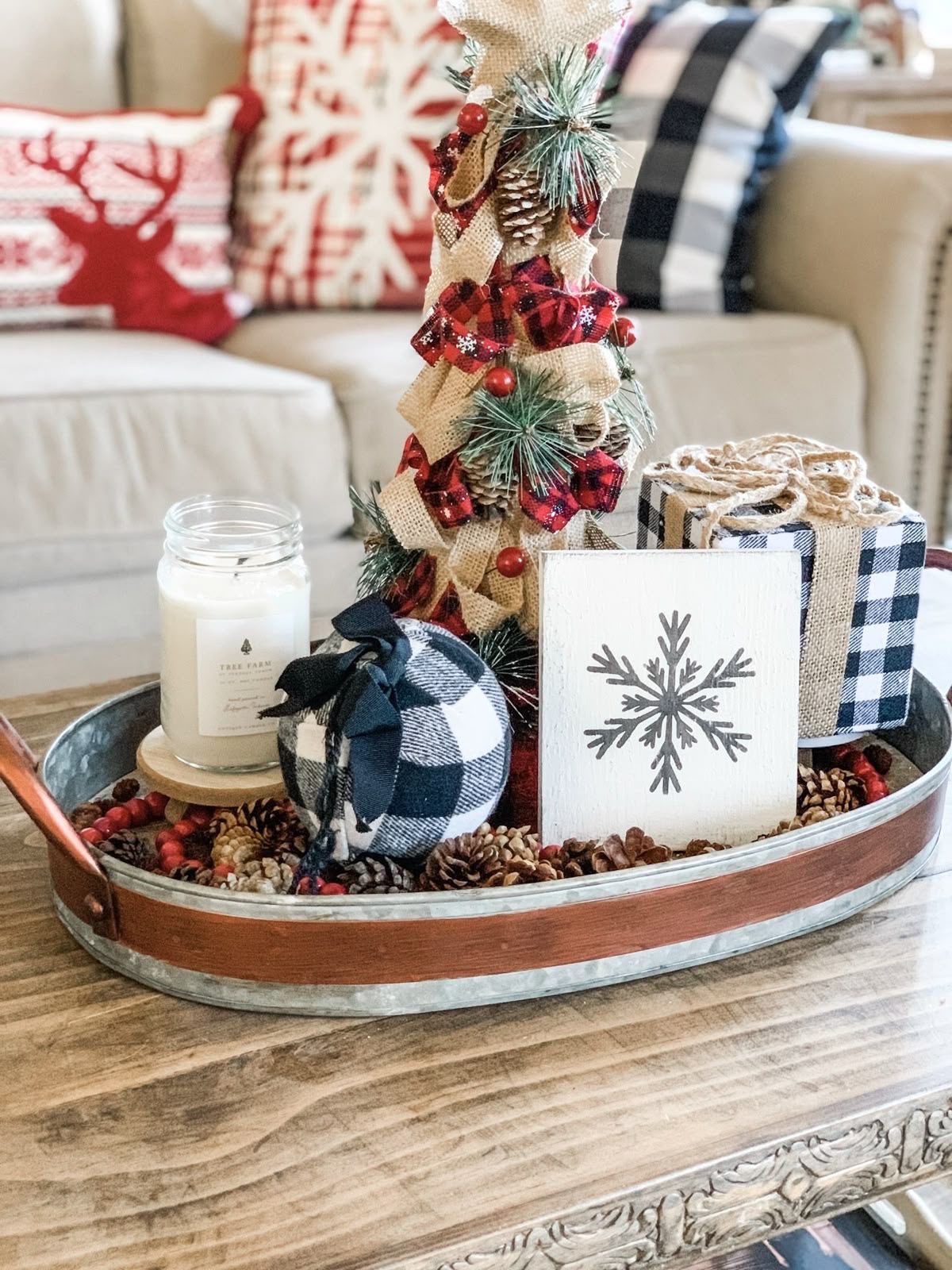 30 Cozy Christmas Coffee Table Decor Ideas You'll Love 70 30 Cozy Christmas Coffee Table Decor Ideas You'll Love christmas cofffee table decor ideasIMG 9216 Christmas Coffee Table Decor Ideas
