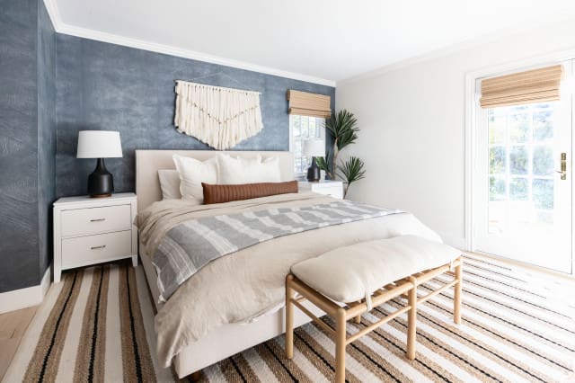 29 Soothing Coastal Bedroom Ideas For A Lush Escape 52 29 Soothing Coastal Bedroom Ideas For A Lush Escape home design Coastal Bedroom Ideas