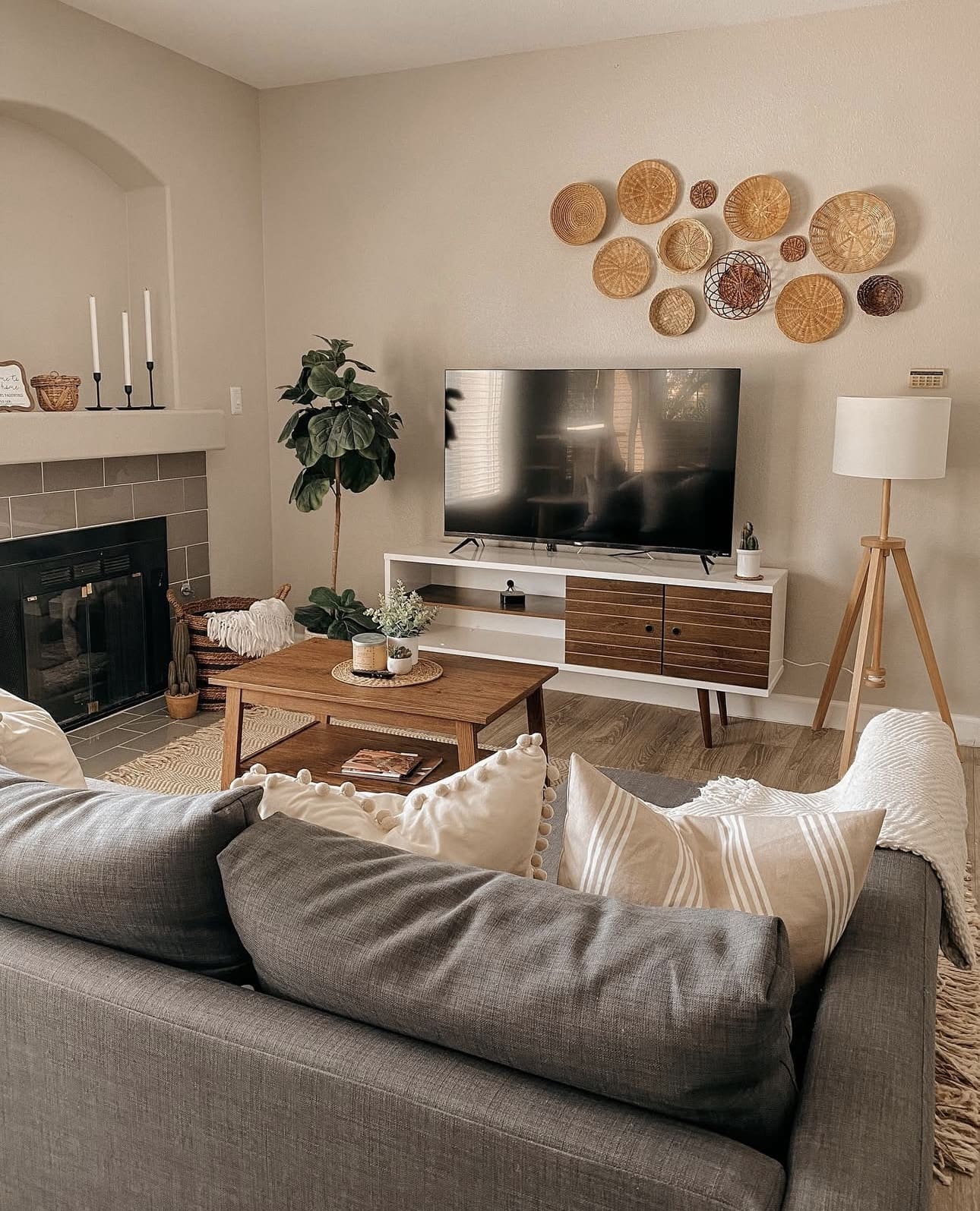 27 Small Apartment Living Room Decor Ideas 76 27 Small Apartment Living Room Decor Ideas IMG 0125 Small Apartment Living Room