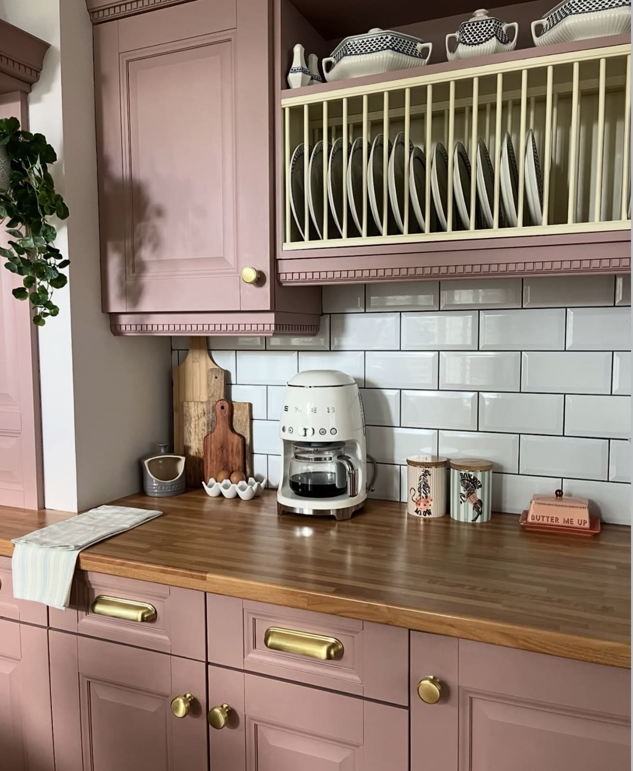 35 Stunning Pink Kitchen Design Ideas to Inspire You 76 35 Stunning Pink Kitchen Design Ideas to Inspire You IMG 1229 Pink Kitchen Design Ideas