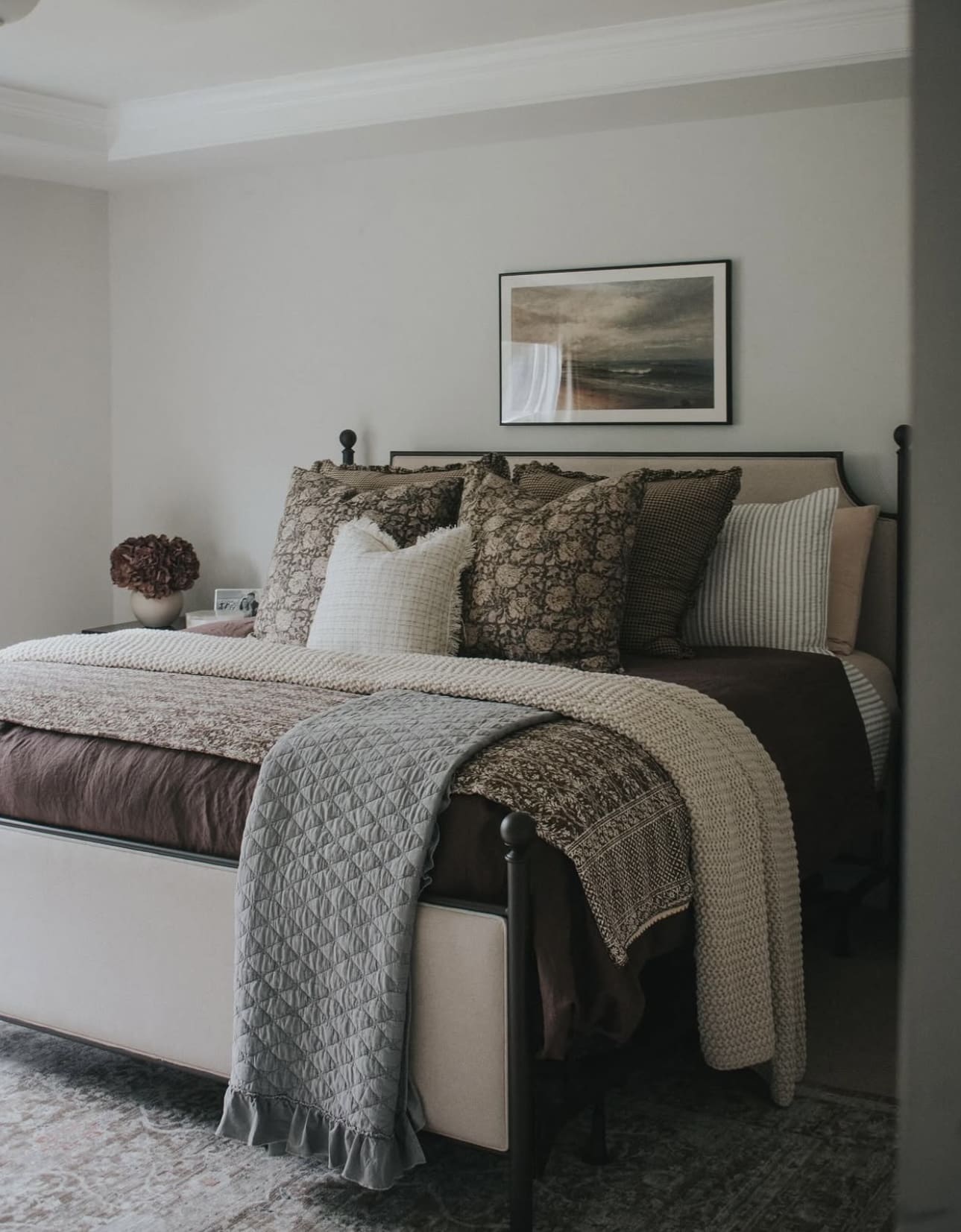 27 Cozy Apartment Bedroom Ideas for Ultimate Comfort 58 27 Cozy Apartment Bedroom Ideas for Ultimate Comfort Cozy Apartment Bedroom Ideas