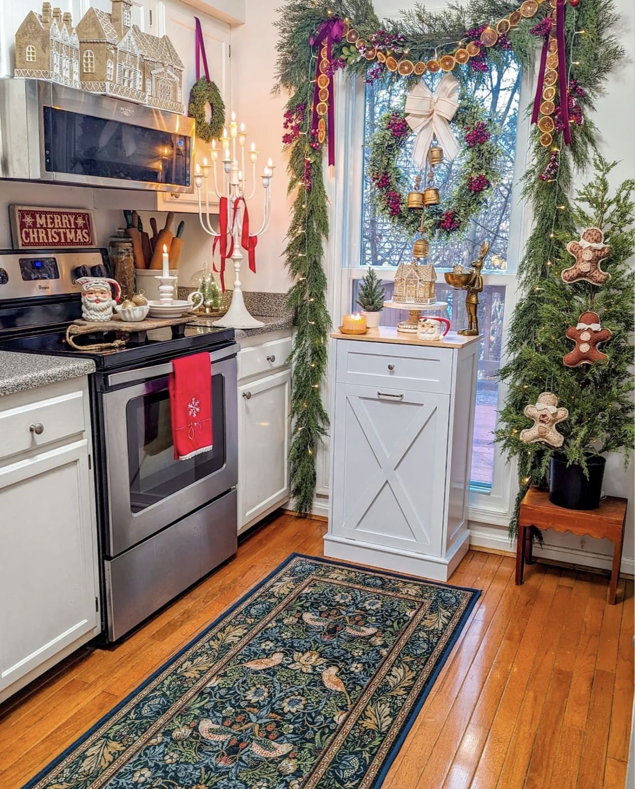 40 Christmas Kitchen Decor Ideas to Bring in the Holiday Spirit 111 40 Christmas Kitchen Decor Ideas to Bring in the Holiday Spirit 40 Chrismas Kitchen Decor Ideas to Bring in the Holiday Spirit