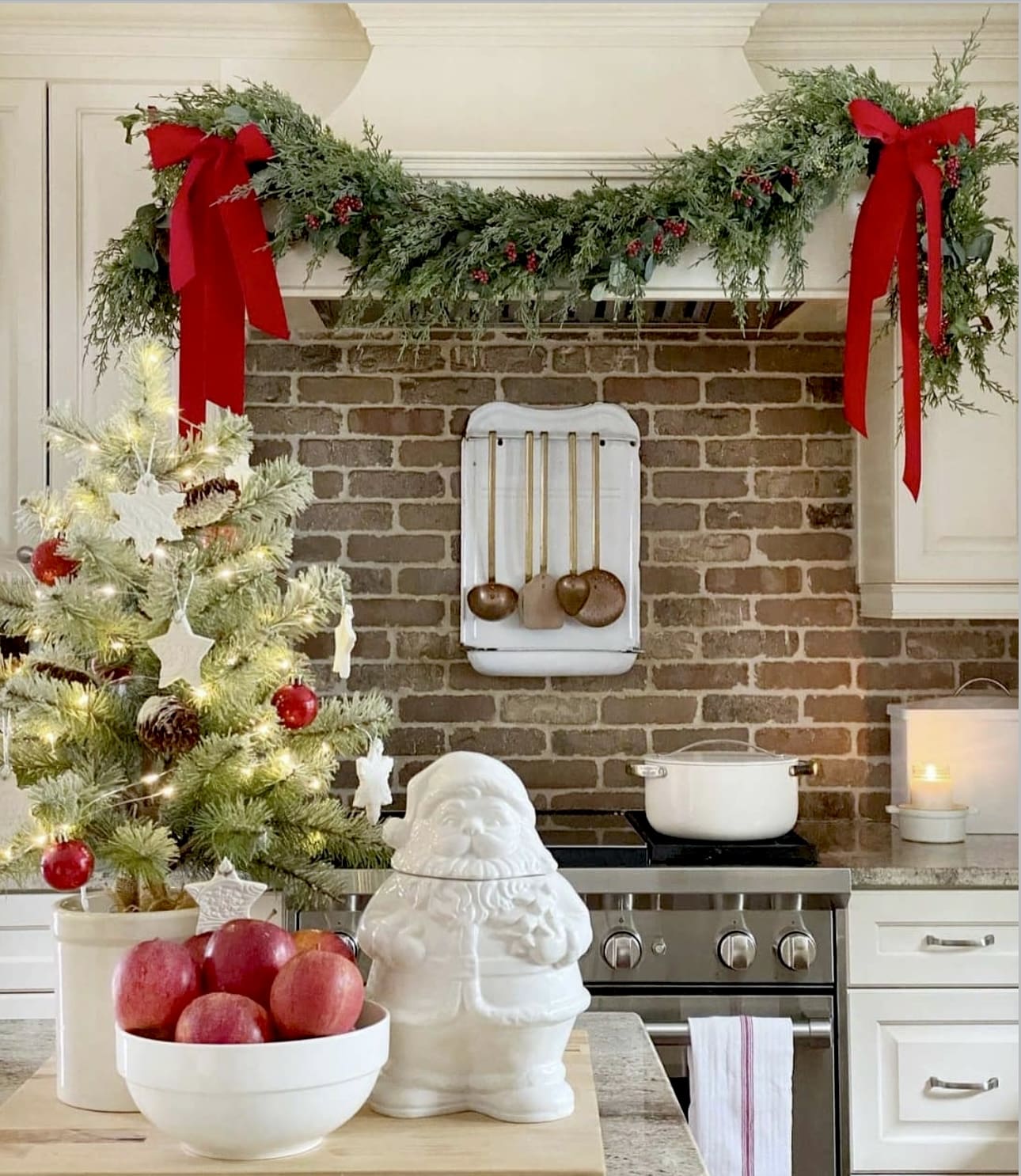 40 Christmas Kitchen Decor Ideas to Bring in the Holiday Spirit 104 40 Christmas Kitchen Decor Ideas to Bring in the Holiday Spirit IMG 7187 christmas kitchen decor ideas