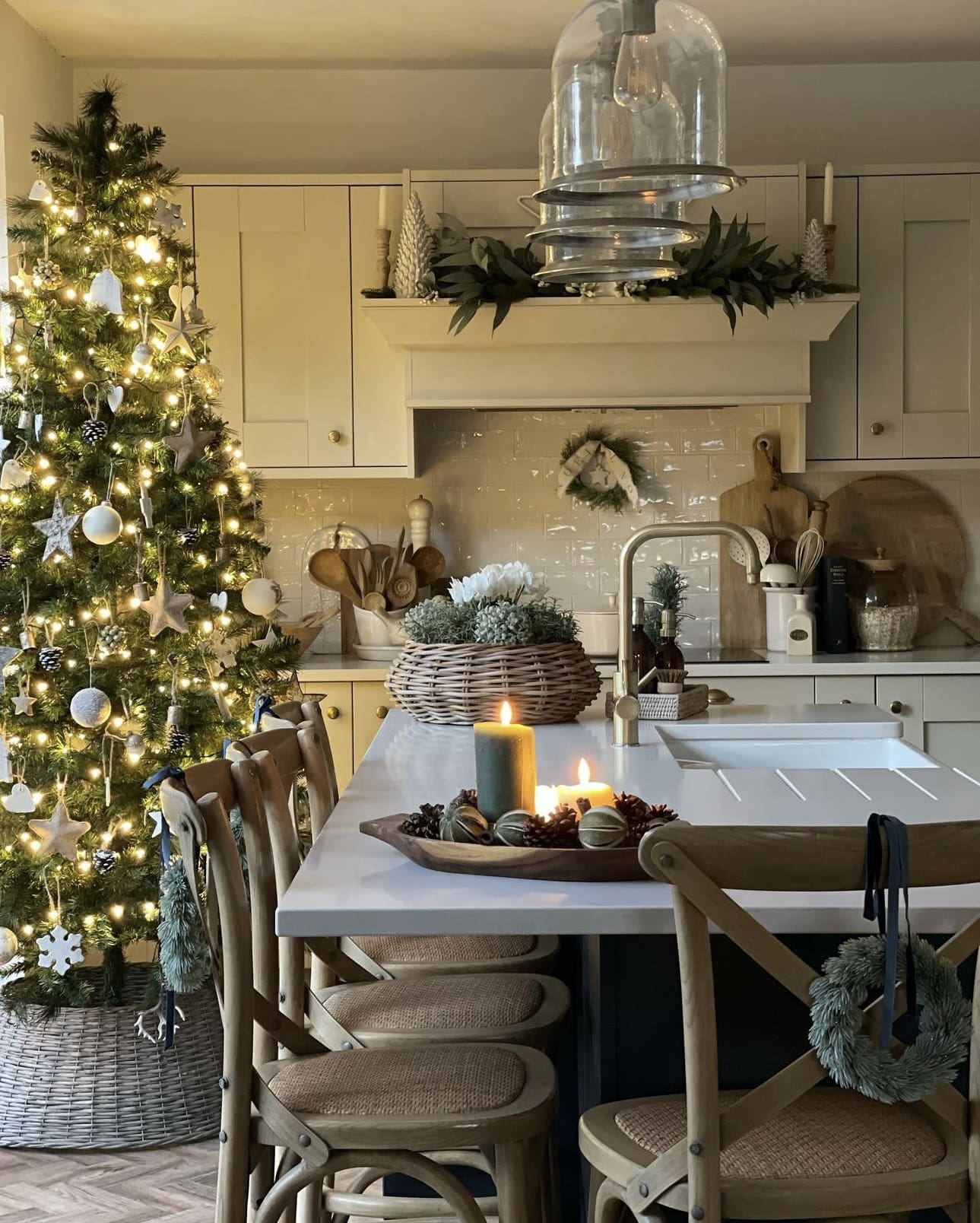 40 Christmas Kitchen Decor Ideas to Bring in the Holiday Spirit 120 40 Christmas Kitchen Decor Ideas to Bring in the Holiday Spirit IMG 7195 christmas kitchen decor ideas