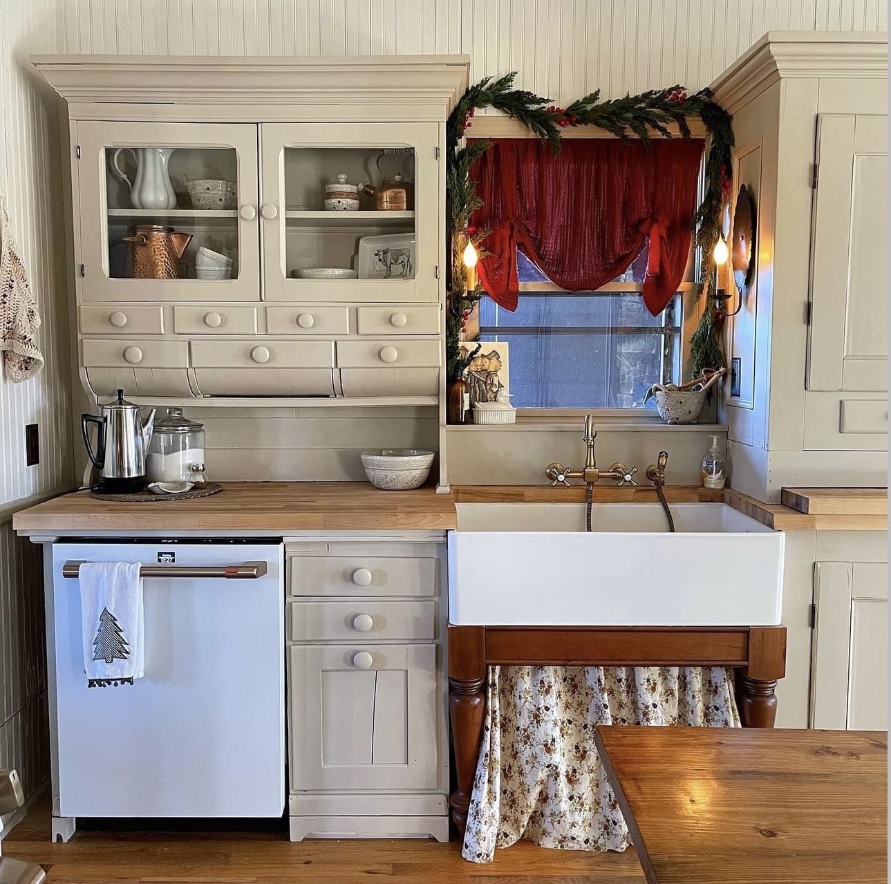 40 Christmas Kitchen Decor Ideas to Bring in the Holiday Spirit 84 40 Christmas Kitchen Decor Ideas to Bring in the Holiday Spirit IMG 7198 christmas kitchen decor ideas